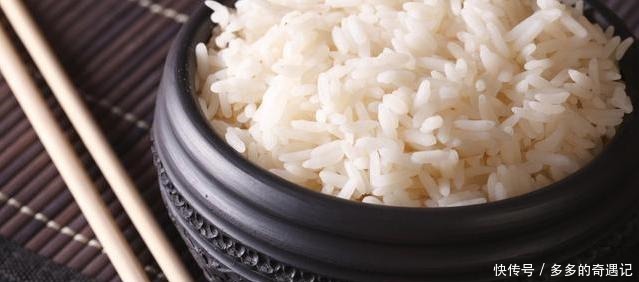 家里煮的米饭总是不香,只要这样做,蒸的米饭香甜可口