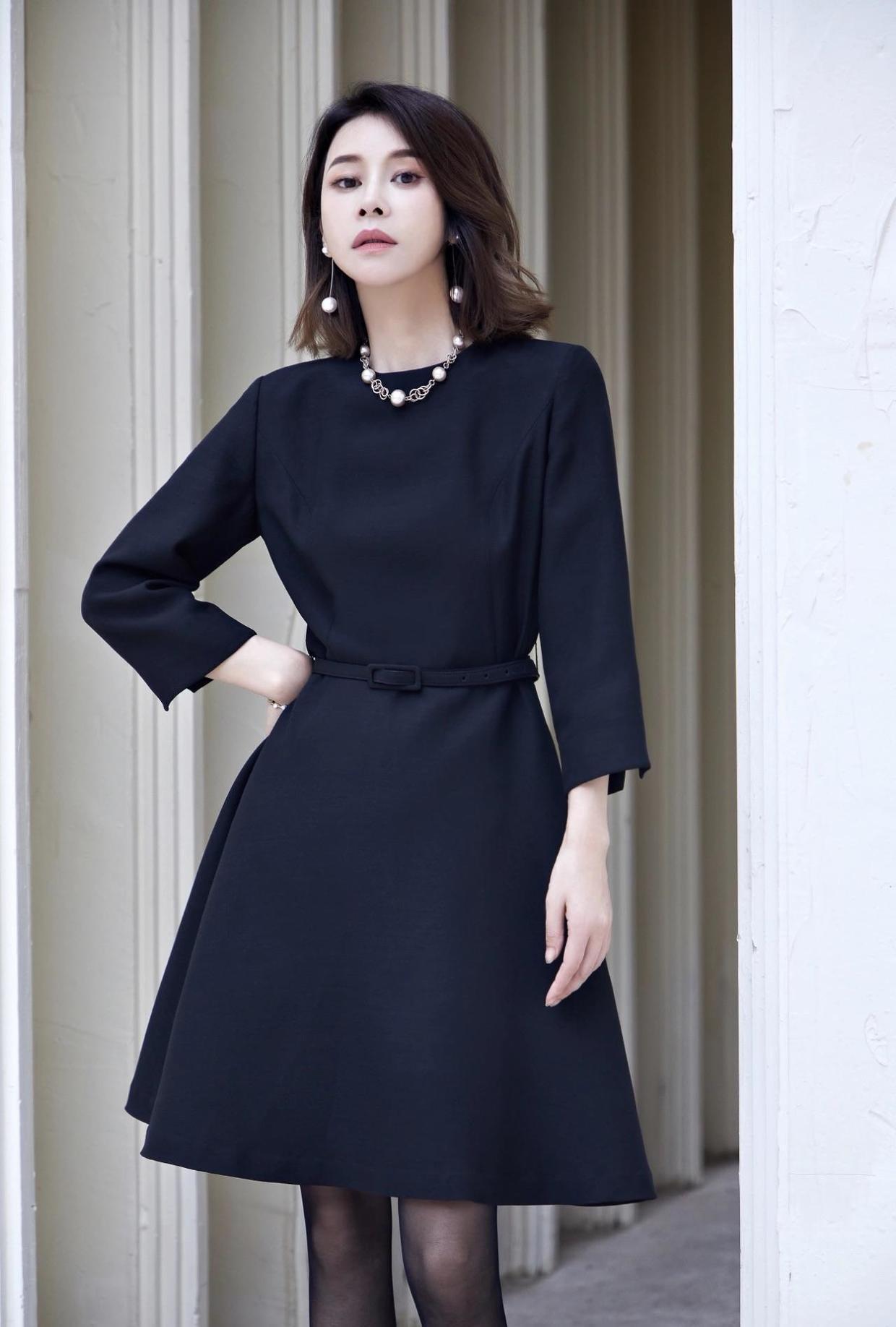 针织连衣裙 冬季穿搭没头绪?不妨试试这些纯黑色连衣裙,时髦百搭不挑人