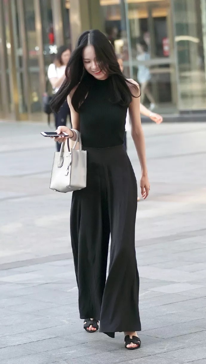 高跟鞋气质优雅,衬托出女生娇美身材