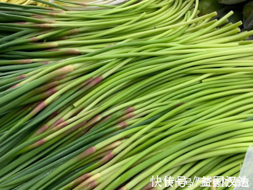 买蒜苔,要分清“红帽”和“黄帽”,区别挺大,买错难吃还费钱