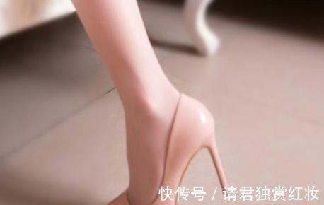 细跟 女人穿上了尖头细跟高跟鞋, 给人一种梦幻的美妙感!