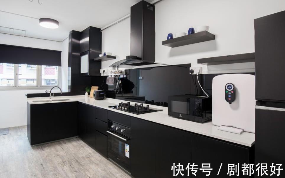 隔断|我信设计师的：水槽台做半隔断，划出三分之一空间，做洗衣房才好