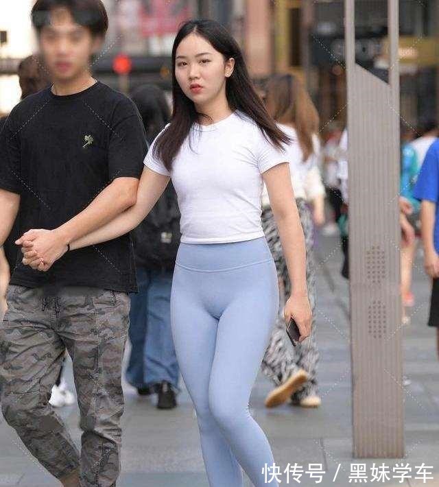 打底裤 蓝色打底裤搭配时尚白色上衣,打造风格相似,注意高腰线!