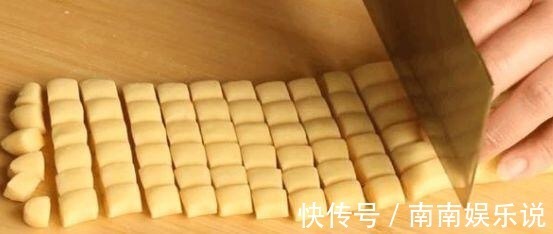 两个鸡蛋,一碗面粉,筷子搅一搅,不揉面不碰面,比包子好吃太多