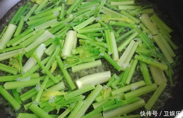 口感|炒芹菜,别一来就直接下锅炒,大厨多加1步,芹菜翠绿口感清脆