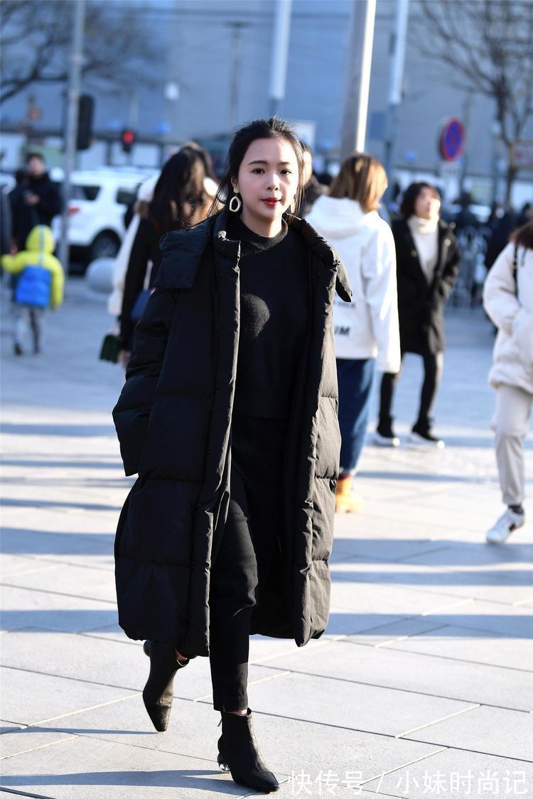 身材 街拍:宽松款式的蓝色羽绒服,被小姐姐高挑身材衬托的非常漂亮!