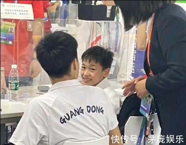 广东队|全红婵获赠蛋糕乐开花!红姐连声说谢谢,队医随后举动令红姐生气!