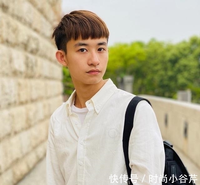 男生们 男生“油头”发型过时了,如今流行这4款帅气发型,剪完提升颜值