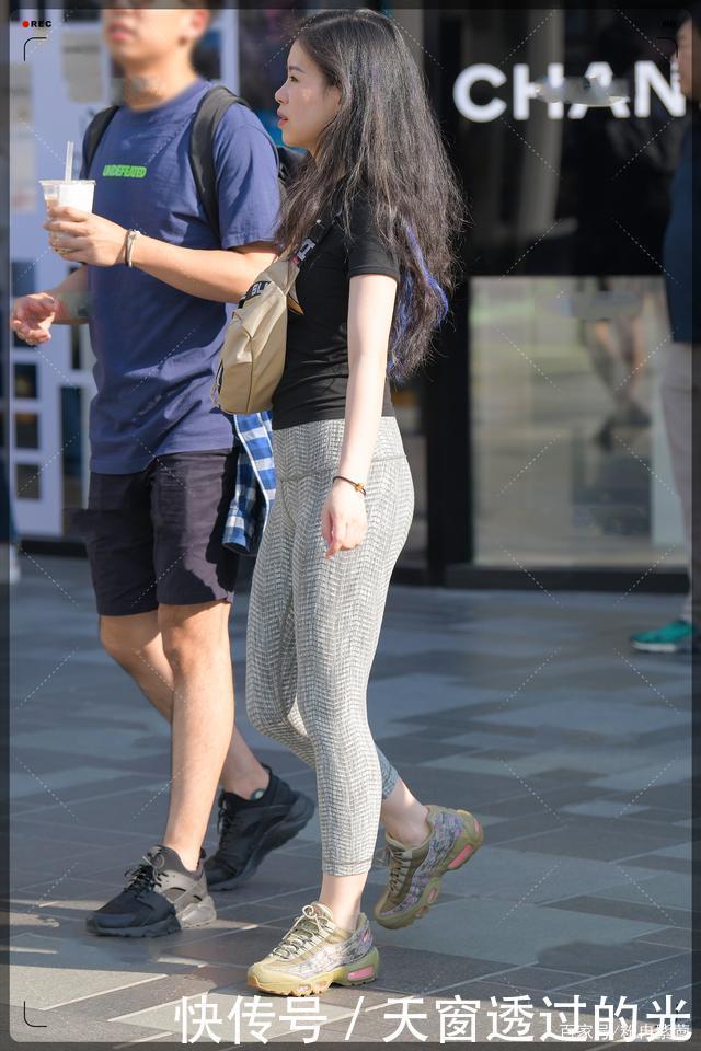 黑色人脸T恤搭配灰色弹力裤,青春时尚,美丽动人