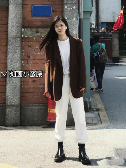 2021冬春又火了一种裤子叫“粽子裤”，拉风保暖，配大衣穿很高级