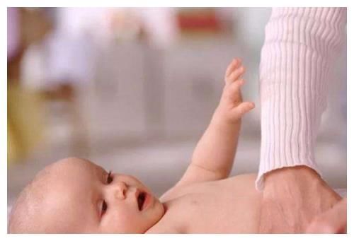 臭臭|宝宝拉臭臭味道太重，多半是这3个原因造成的，宝妈别忽视了