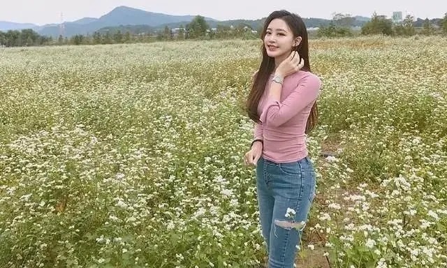 气质|街拍时尚：花丛中牛仔裤美女，扭动纤细腰肢，如翩翩起舞的花蝴蝶