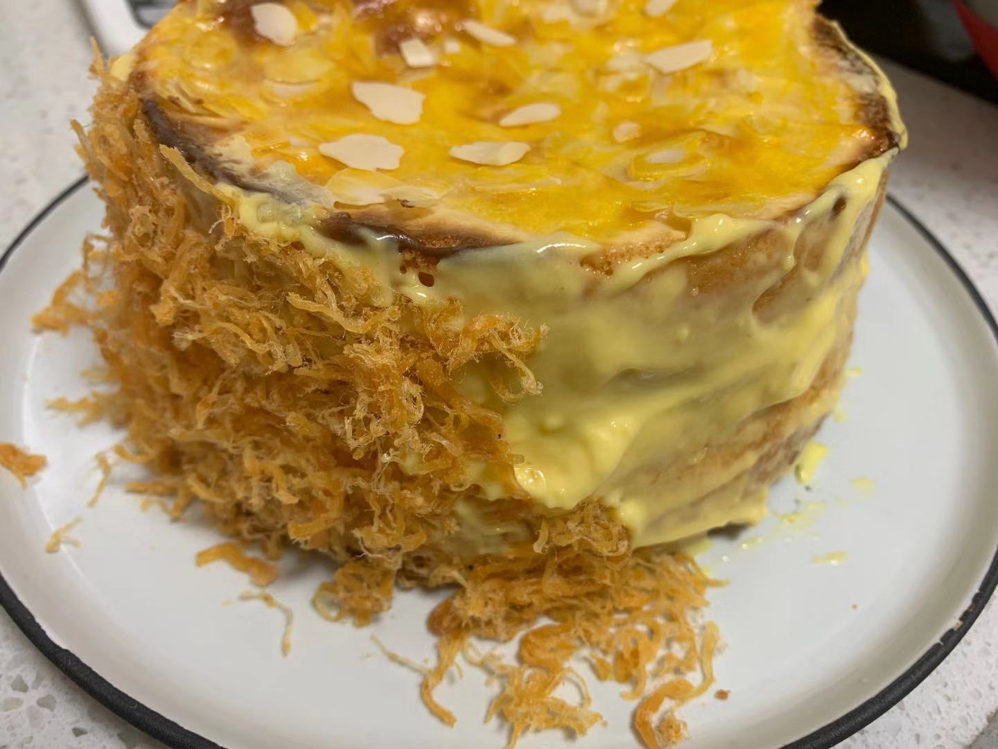 这蛋糕比肉松面包还好吃，奶香浓郁，细腻香软，咬一口还爆浆