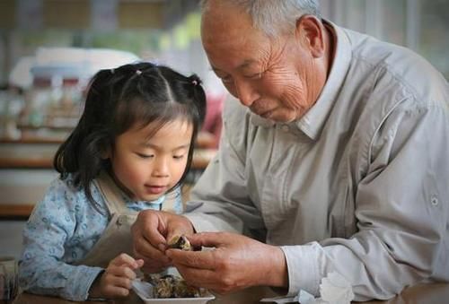 宝妈|儿子只喝奶奶泡的奶粉，宝妈觉得不对劲，偷尝一口后直接赶人