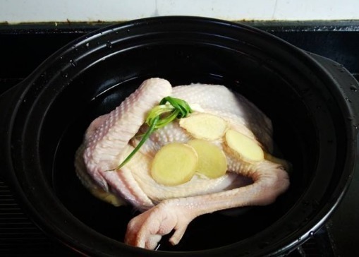 炖鸡时，有人直接炖，有人先焯水，五星大厨来教你最正确做法！