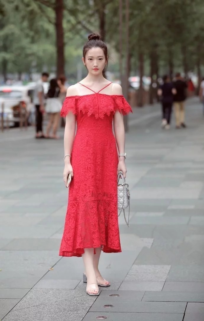 街拍：身材苗条的美女，轻松穿出优雅美感，靓丽大气