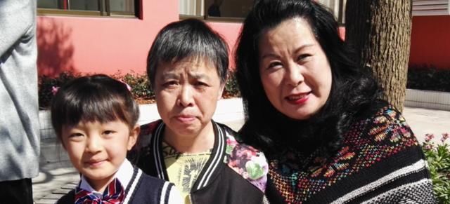 b'别看我,看娃',年轻外婆产房被围观,路人:才生完就溜达了?