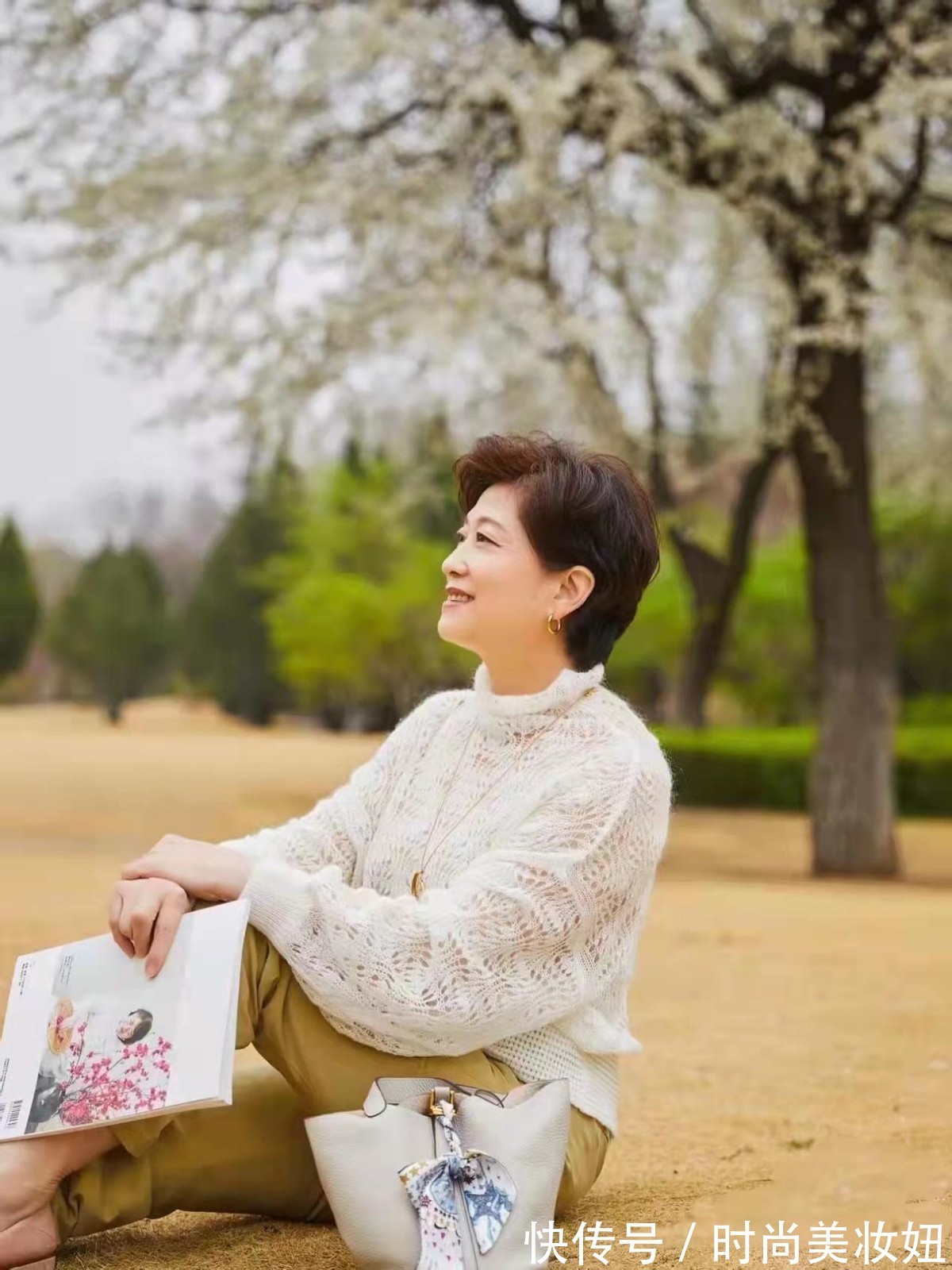 选用|建议50岁的女人多穿“针织衫”,搭配裤子、裙子,都优雅大方