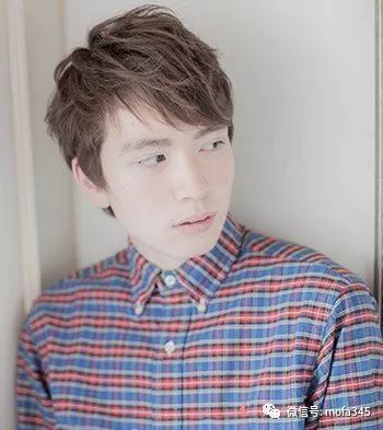 男生烫什么发型蓬松好看，凸显出别致的气质感！