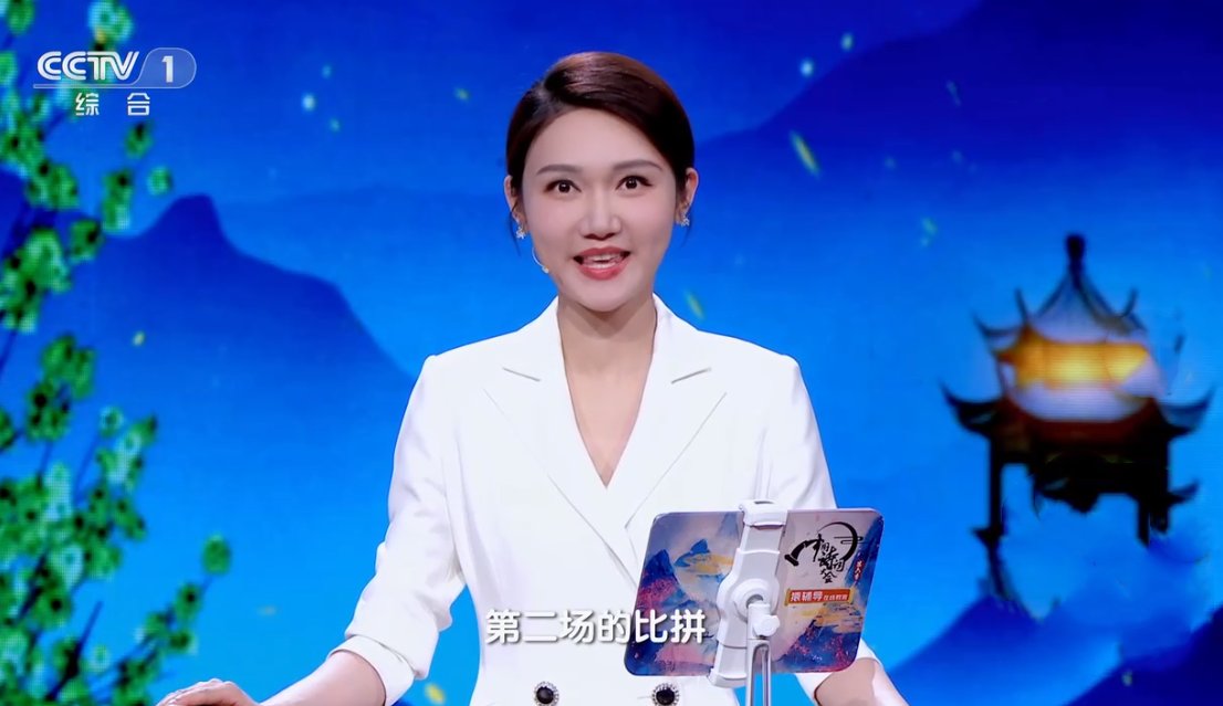 主持人龙洋成央视颜值担当，对比9年前实习画面，模样变化明显