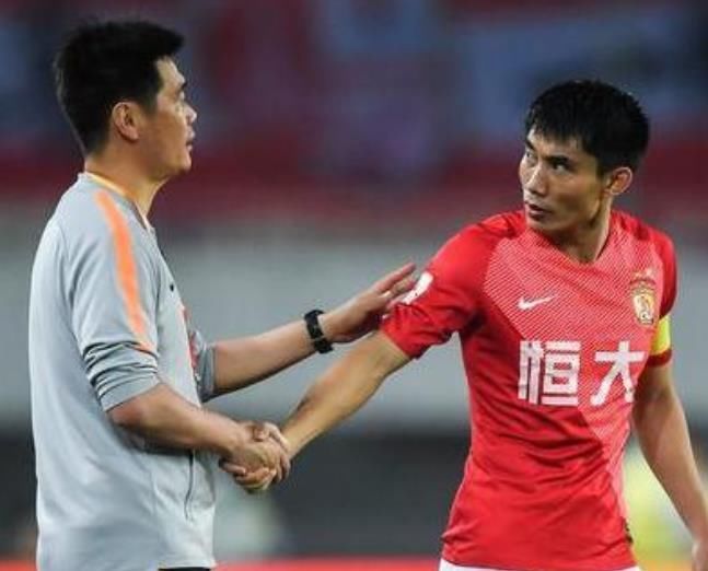廣州隊(duì)|平起平坐？李霄鵬完全把鄭智當(dāng)主帥看待，和他一起交流球員情況