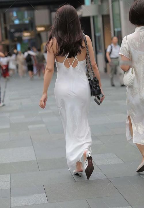 洋气|白色真丝连衣裙，勾勒丰满身材的同时，更显高级洋气