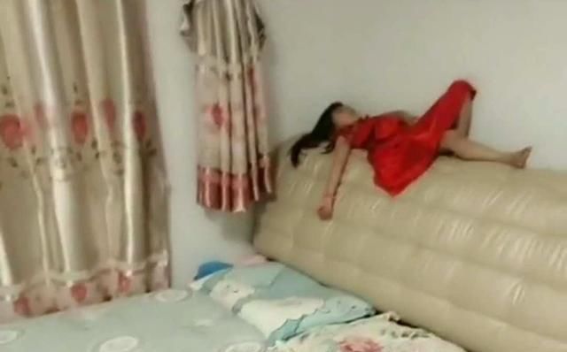 小龙女|晚上睡觉,妈妈发现女儿不见了,开灯后被女儿怪异睡姿笑翻你是小龙女吗