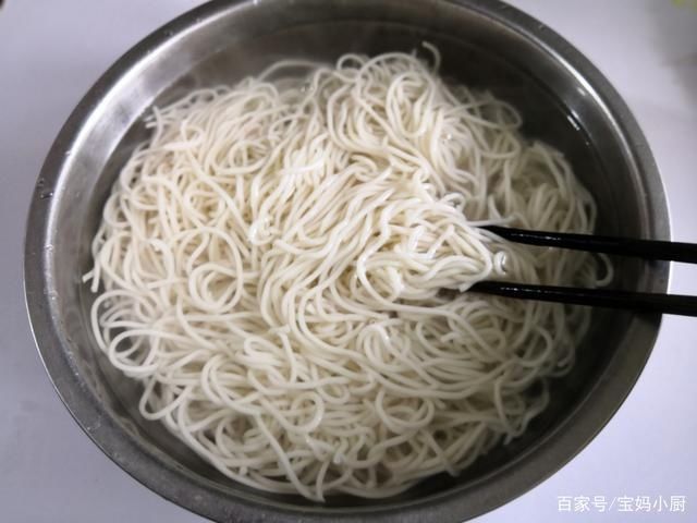 营养|天热，试试面条这吃法，蛋菜营养一锅省事，网友三十年没吃够