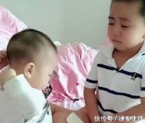 暖心|1岁弟弟突然暴打6岁哥哥，在宝妈一番教育后，哥哥做法让人暖心