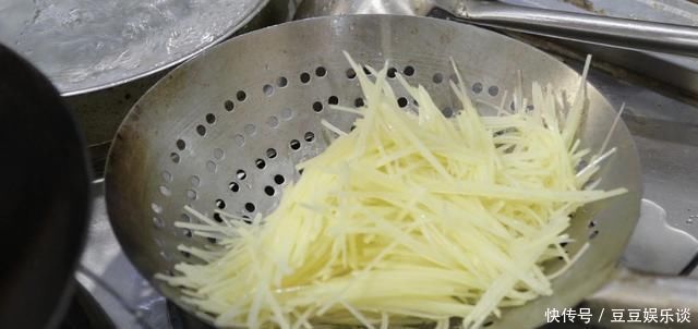 鸡蛋|土豆丝里打2鸡蛋,没想到这么好吃,我家隔天就想吃,出锅被抢光