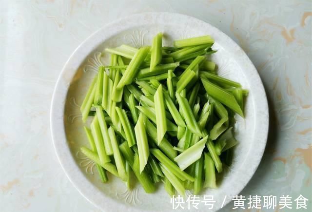 芹菜|炒芹菜，芹菜别直接下锅炒，多做这一步，颜色翠绿入味，肉丝香嫩
