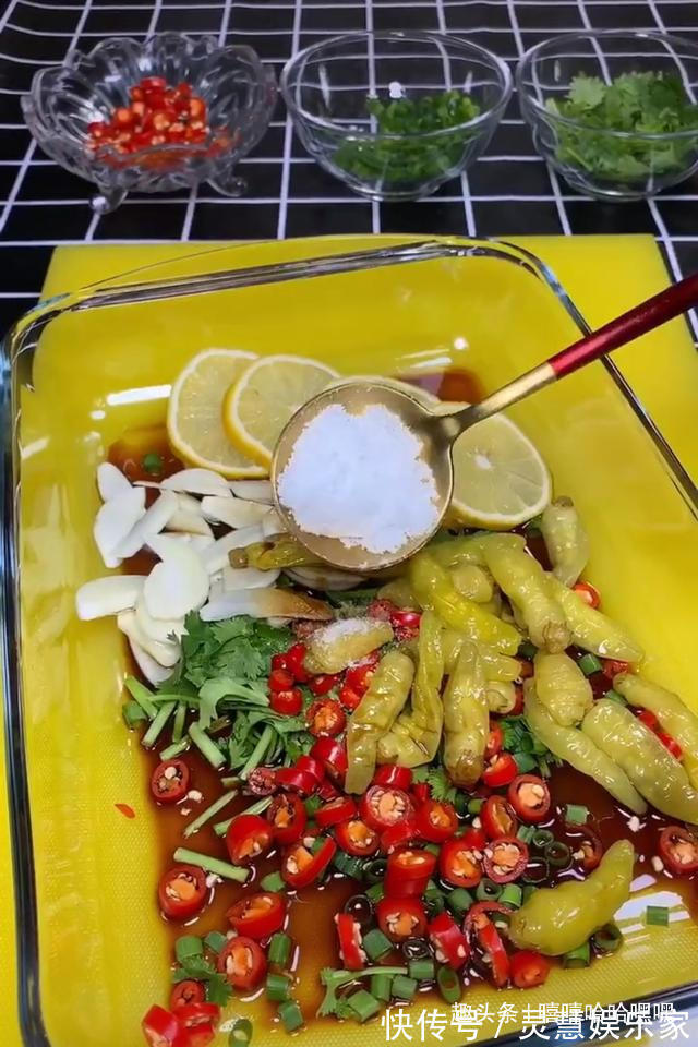 泡椒凤爪|味美自家做，泡椒柠檬凤爪酸辣爽口，清爽开胃，瞬间让人胃口大开