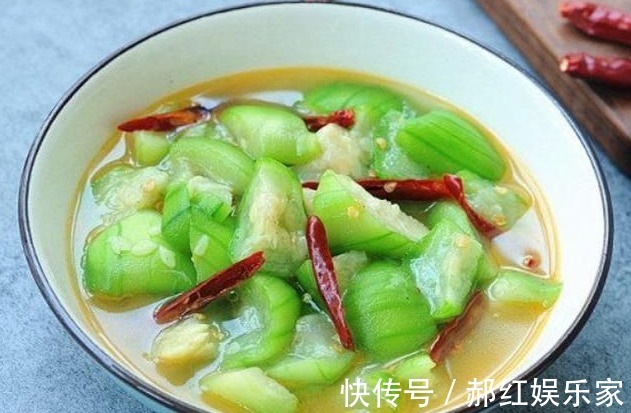 炒丝瓜，第1步不是先放油！大厨教你1招，翠绿不发黑，鲜嫩不出水