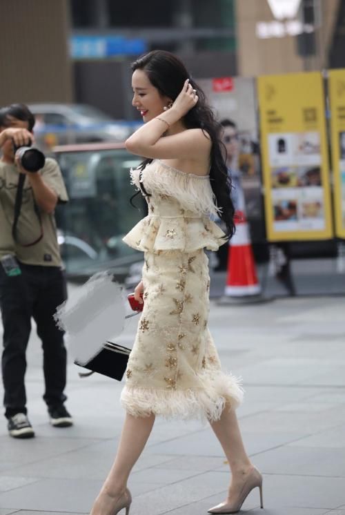  分为|气质分为两部分，一部分是天生的，另一部分需要你的穿搭来体现