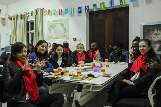 贴对联、包饺子、看春晚！留学生们共度除夕夜 同庆中国年