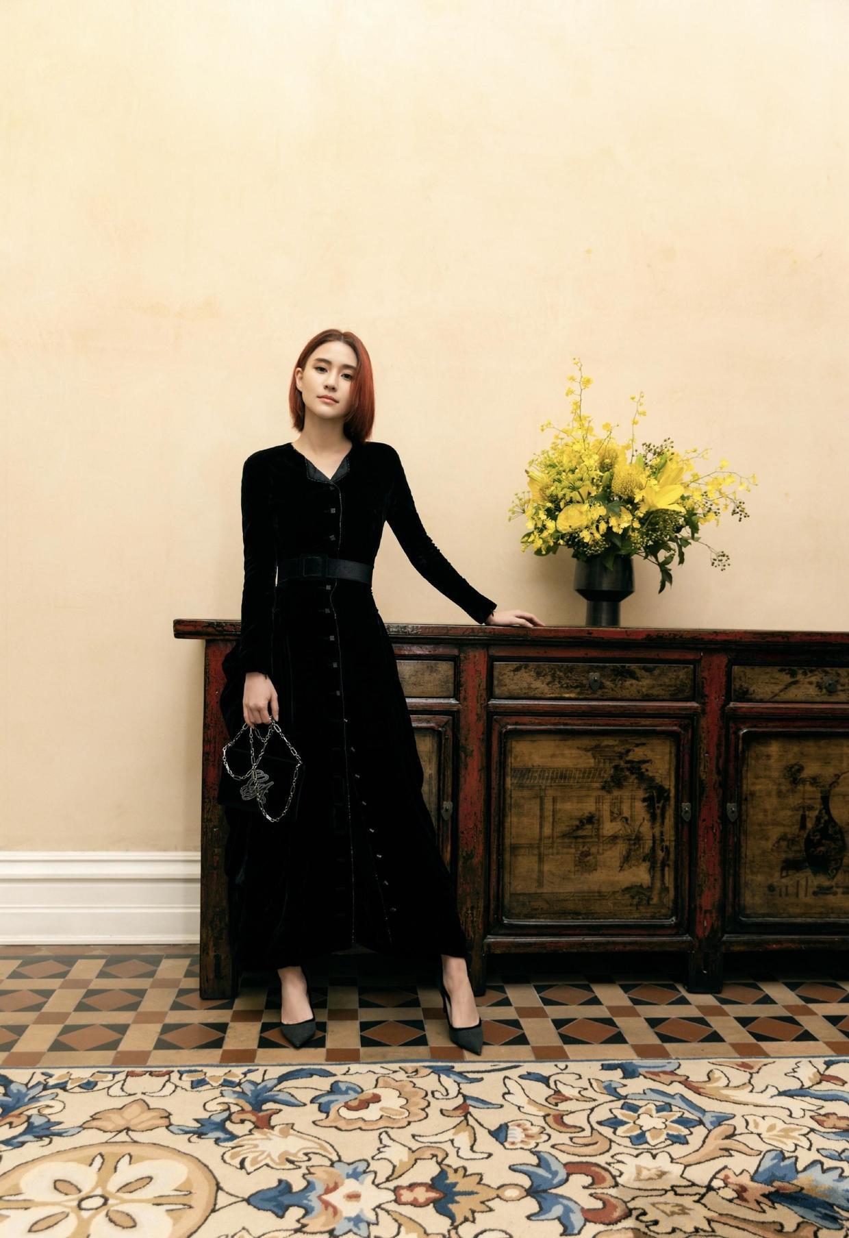 名媛|何超莲不愧是名媛,穿一袭白色流苏裙优雅如天鹅,太有千金气质