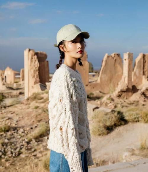 早春，毛衣就买这3个“显白色”，高级不说还减龄，照着穿就好