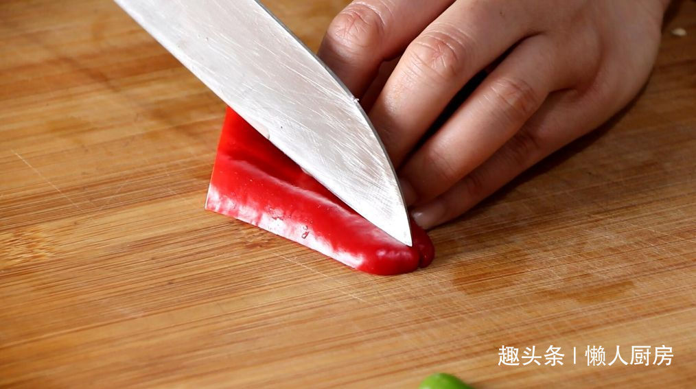 鹌鹑蛋别只会卤着吃，教你一种新做法，配上青红椒炒着吃