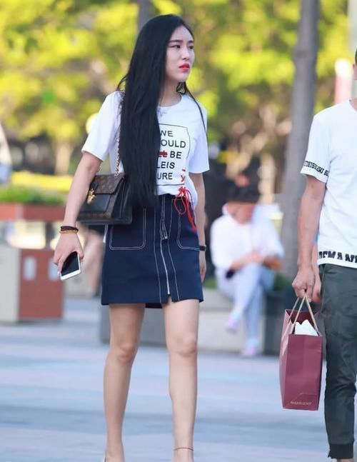 搭配|白色带英文图案短袖T恤，搭配短款牛仔裙，修饰出甜美身姿