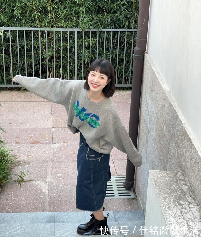 搭配 秋冬,怎么穿半身裙才洋气,搭配卫衣或者针织衫,简约洋气又优雅!