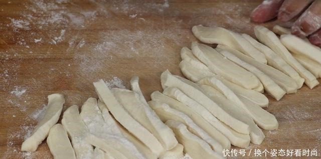 喜欢吃面条别再手擀了,教你懒人做法,爽滑劲道,一大碗不够吃