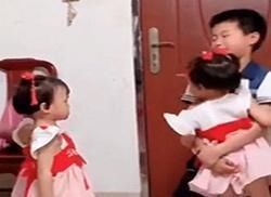 一个男孩|大宝想要妹妹,结果妈妈生了三胞胎,大宝放学回家的情景,暖化了