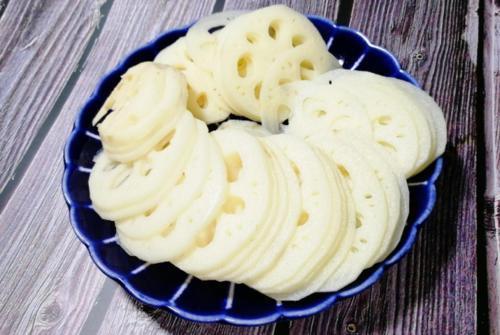 做凉拌莲藕焯水时多加一个料，莲藕不发黑，片片白净，更加脆爽