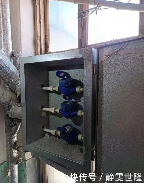 表箱|贴胶带 裹棉垫……老旧居民楼的住户为了让水表安然度过这个冬天真是创意无限