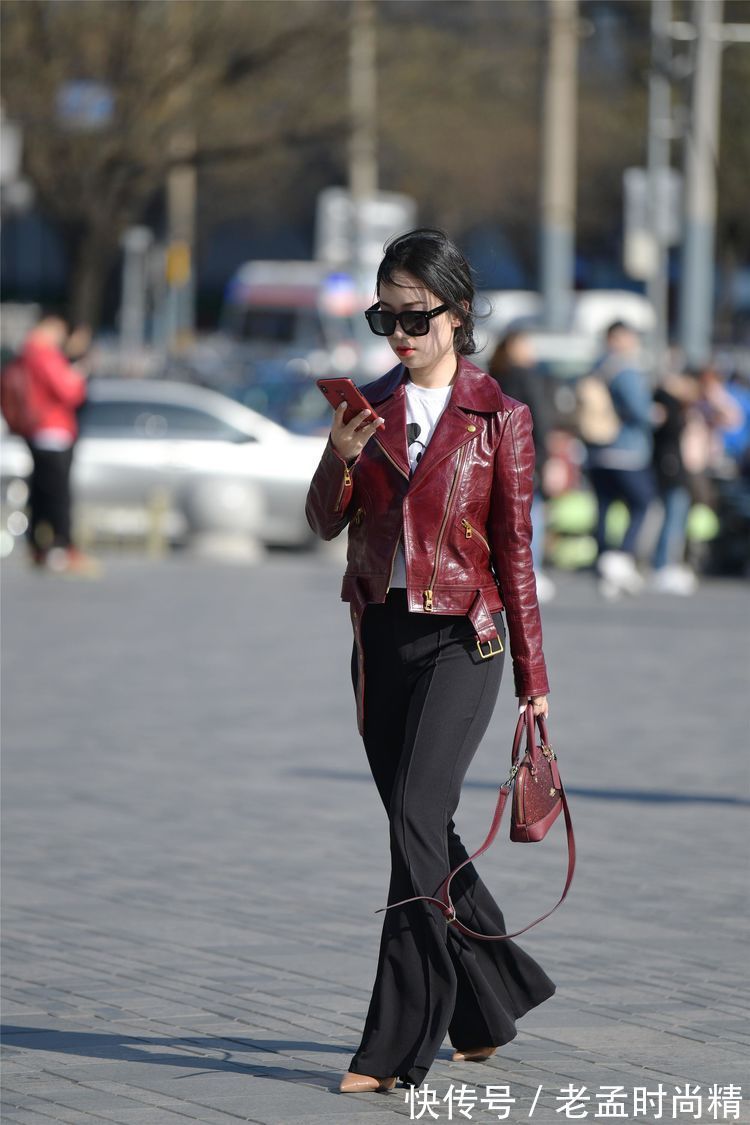 连衣长裙|街拍:小姐姐选择黑色的连衣长裙,带着收腰设计,显得身材特别好