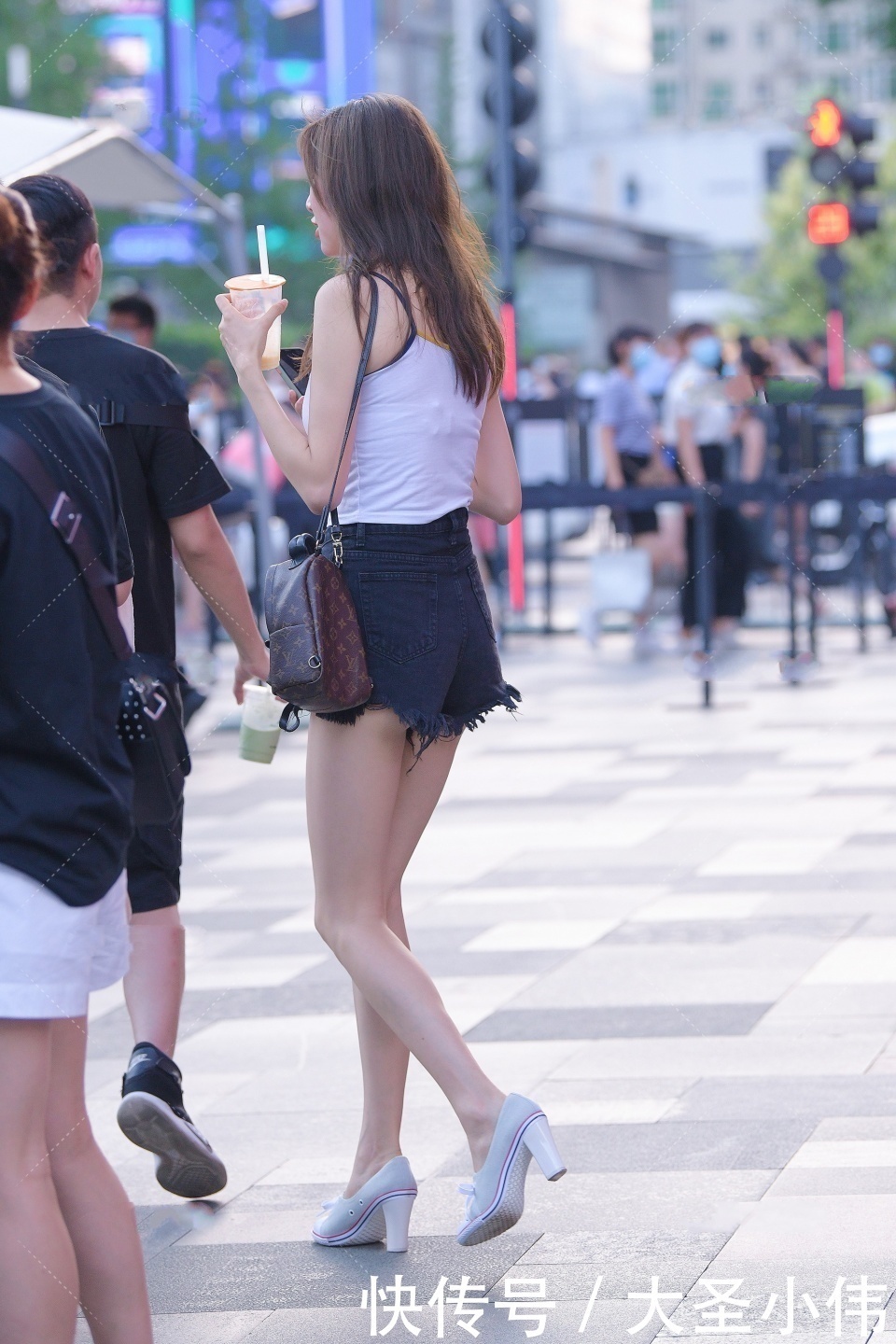 美女街拍白色简约小背心藏蓝色小短裤,简约清纯,散发出青春活力