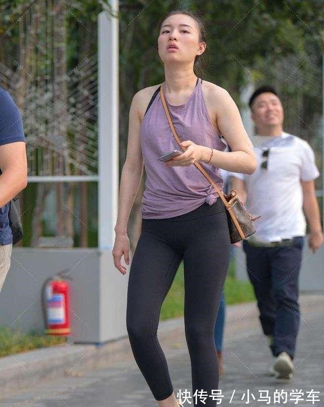 领带 黑色时尚打底裤搭配粉色上衣,来增加时尚度,展现风情十足!