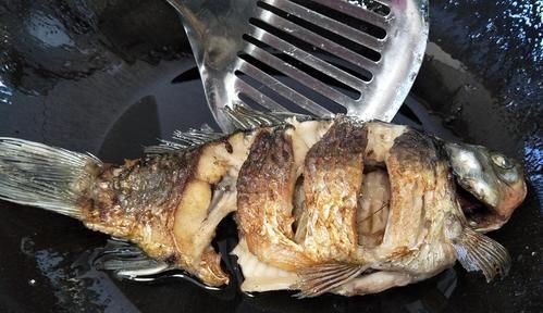 煎鱼可不能直接下油锅,掌握这3个技巧,鱼皮才能不破不粘锅