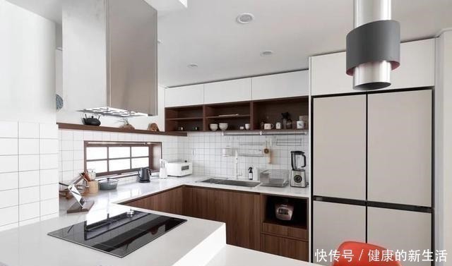 装修|别人装门位置他们家拆掉，玄关加门包成一间房，装修让人眼前一亮！