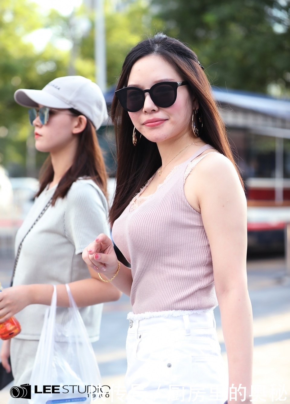 白色|街拍;发现白色的裤子搭配什么都显得很清新